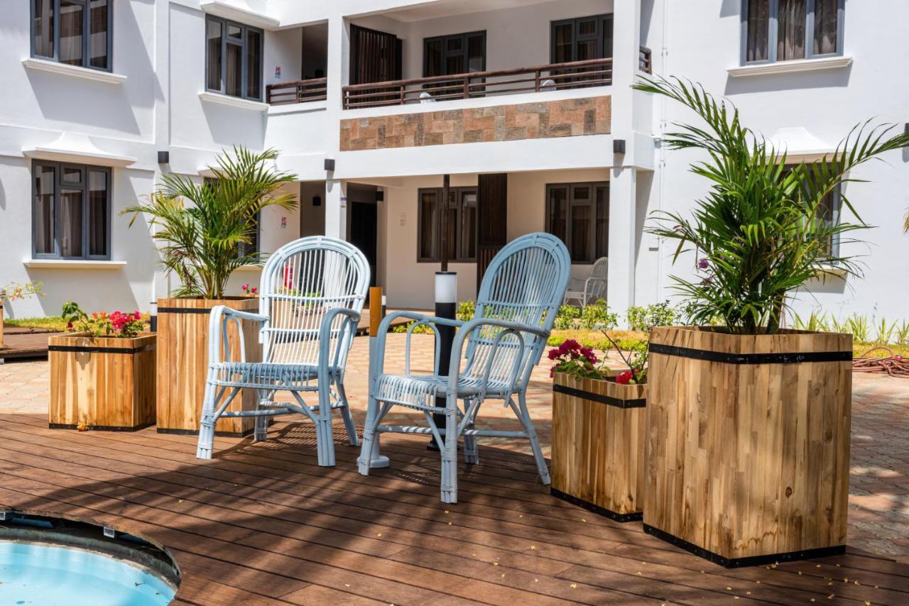 Les Cerisiers Beach Residence, Cosy And Modern 3 Bedroom Apartment Located 50 Metres From The Beach And From All Amenities And Restaurants On The Coastal Road Flic-en-Flacq Esterno foto