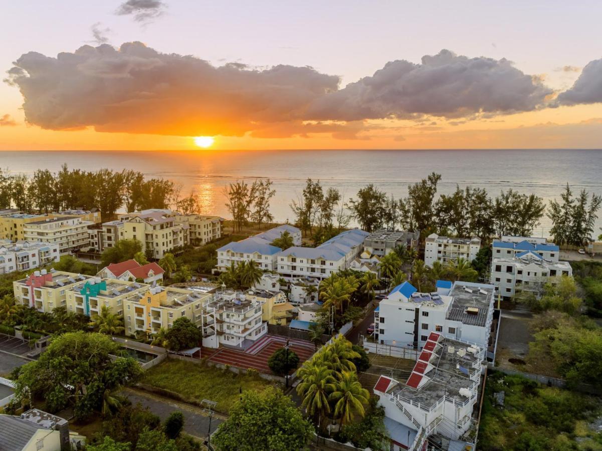 Les Cerisiers Beach Residence, Cosy And Modern 3 Bedroom Apartment Located 50 Metres From The Beach And From All Amenities And Restaurants On The Coastal Road Flic-en-Flacq Esterno foto